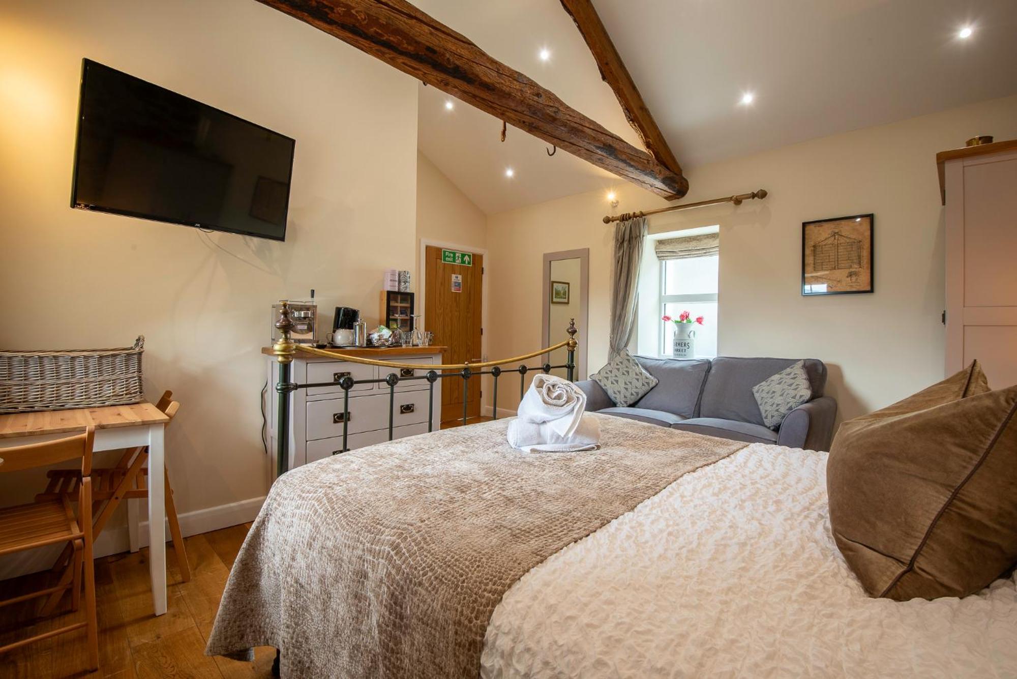 Highside Farm Bed & Breakfast บาสเซนธ์เวท ภายนอก รูปภาพ